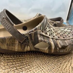 CROCS men 11 camo adjustable strap all terrain clogs